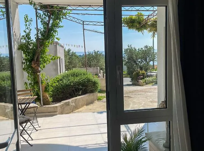 Modern Overlooking Downtown *