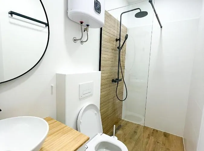 Modern Overlooking Downtown *