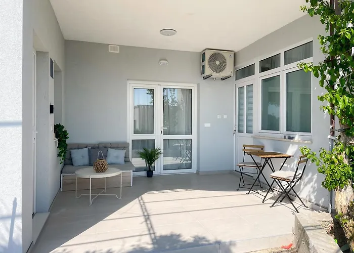 Apartment Modern Overlooking Downtown Makarska